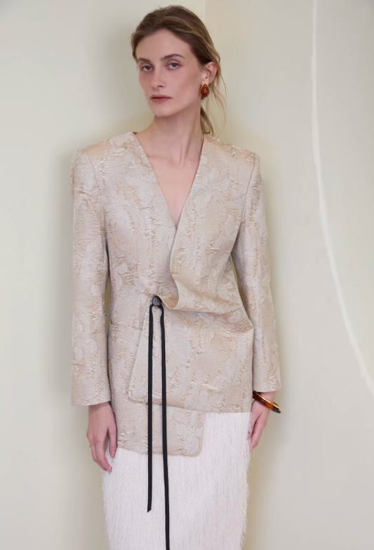 Blush Crest – Collarless Wide-Shoulder Blazer